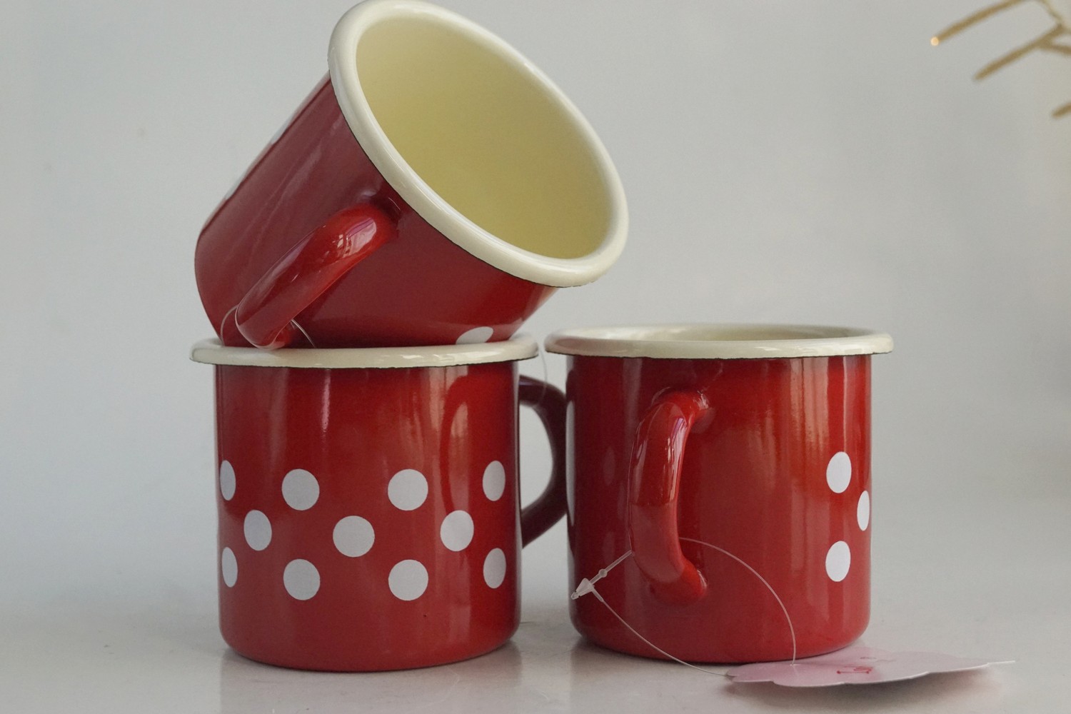 Campingbecher Emaille Tasse creme rot punkte Landhausstil Geschirr Almhütte Shabby Chic