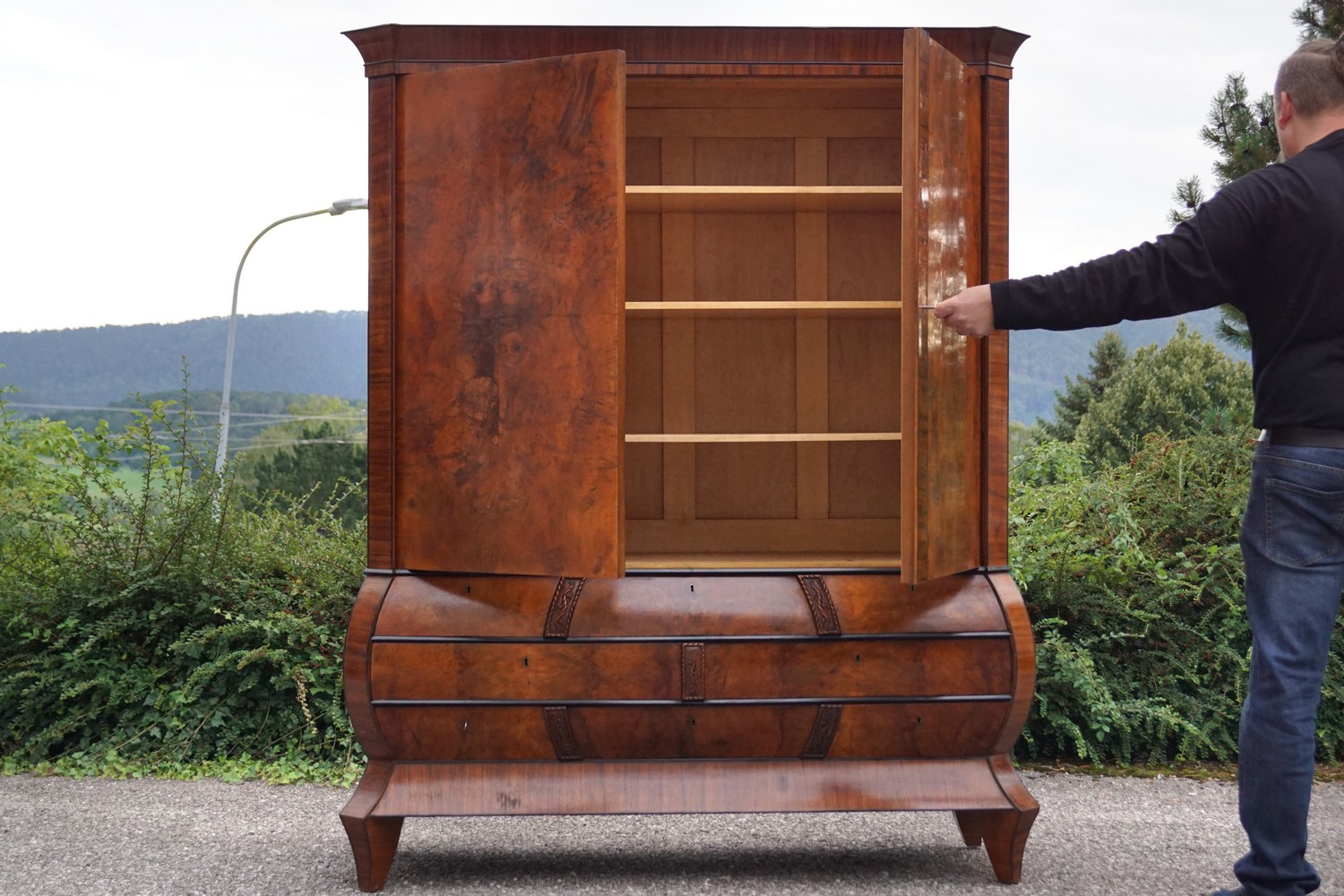 Schrank antik Massiver Ladenschrank Kasten großer Herrenschrank Artdeco 30er-Jahre Kleiderschrank Furniert Antiquität kaufen Shop