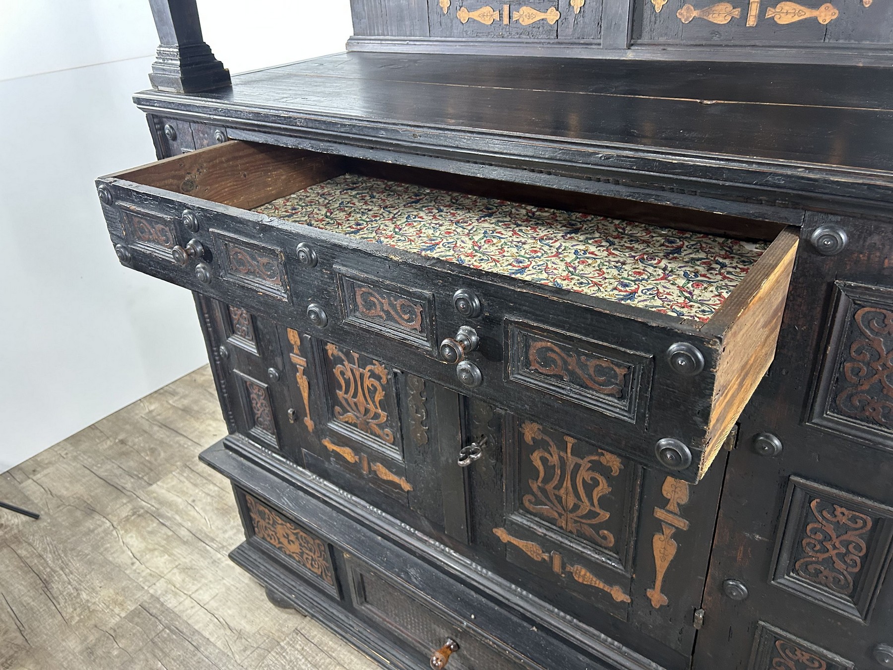 Spaetrenaissance Schrank