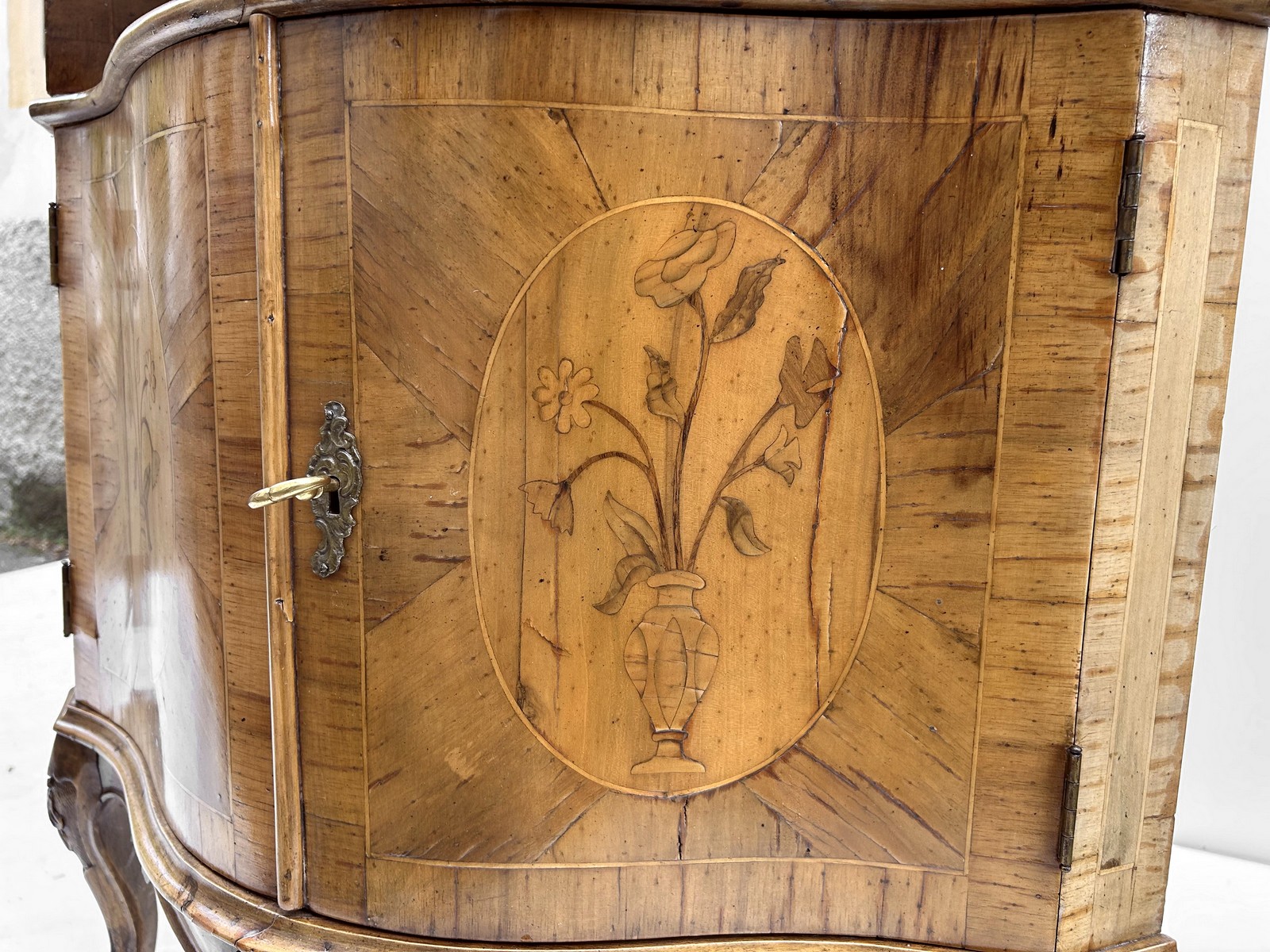 Antike Eckkommode Barockstil florale Intarsien Barschrank