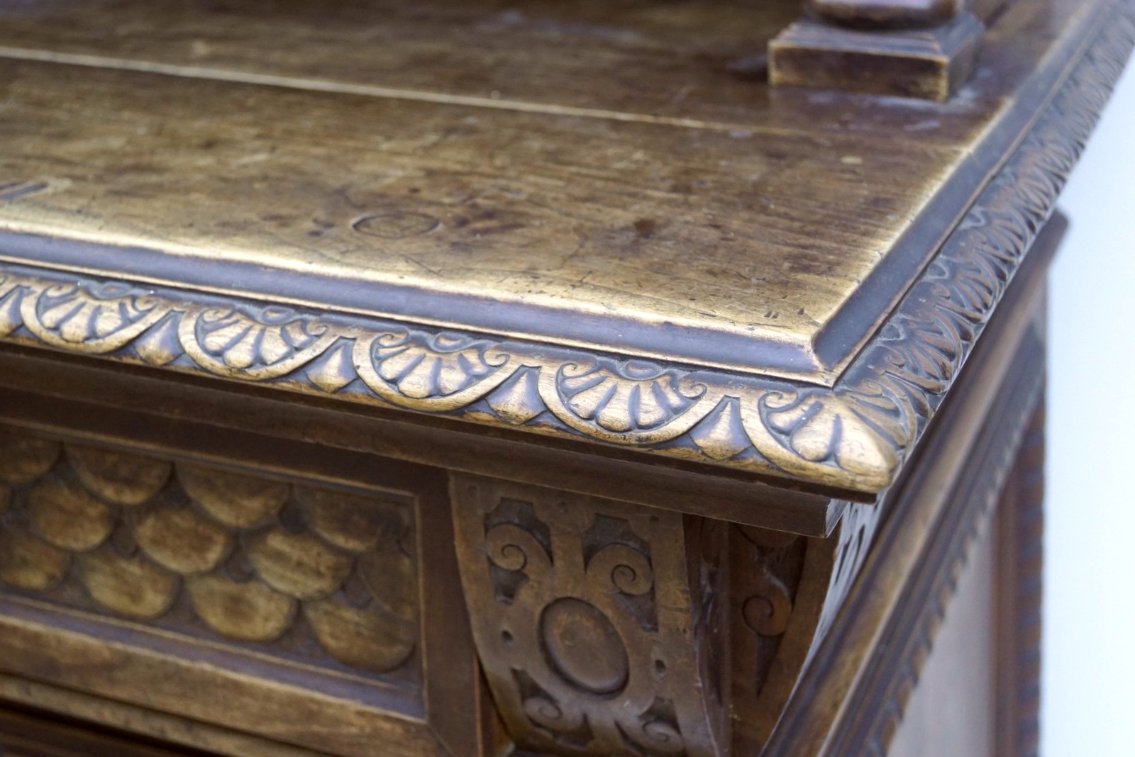 Kredenz Antiker Schrank geschnitzt Historismus Barschrank Renaissance Barock 19.Jhdt Antiquität Tür Palme Hotelmöbel Buffet