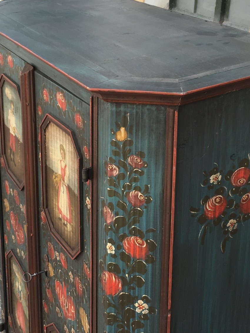 Kleiderschrank bemalt