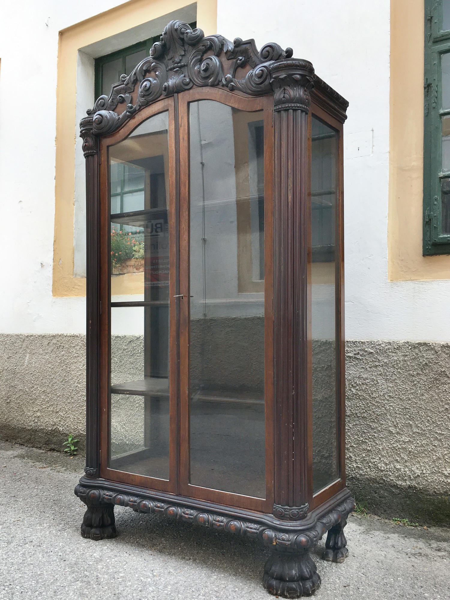 Vitrine antik Vitrinenschrank dreiseitig verglast reich beschnitzt Historismus