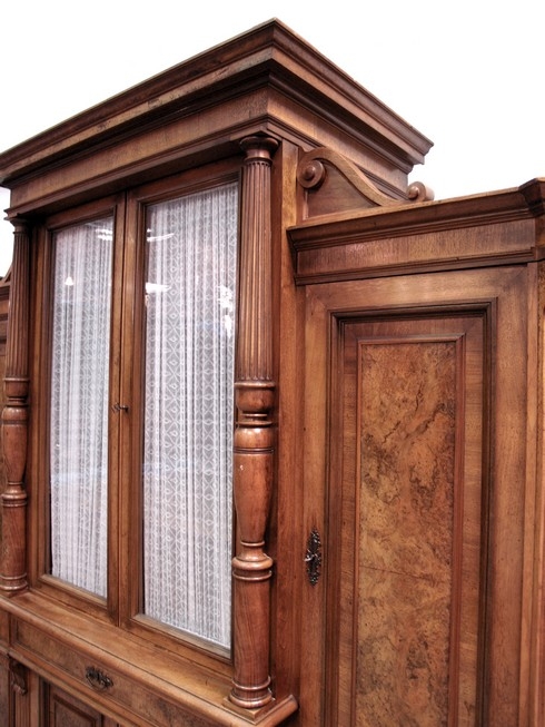 Antiquität, eleganter großer Herrenschrank