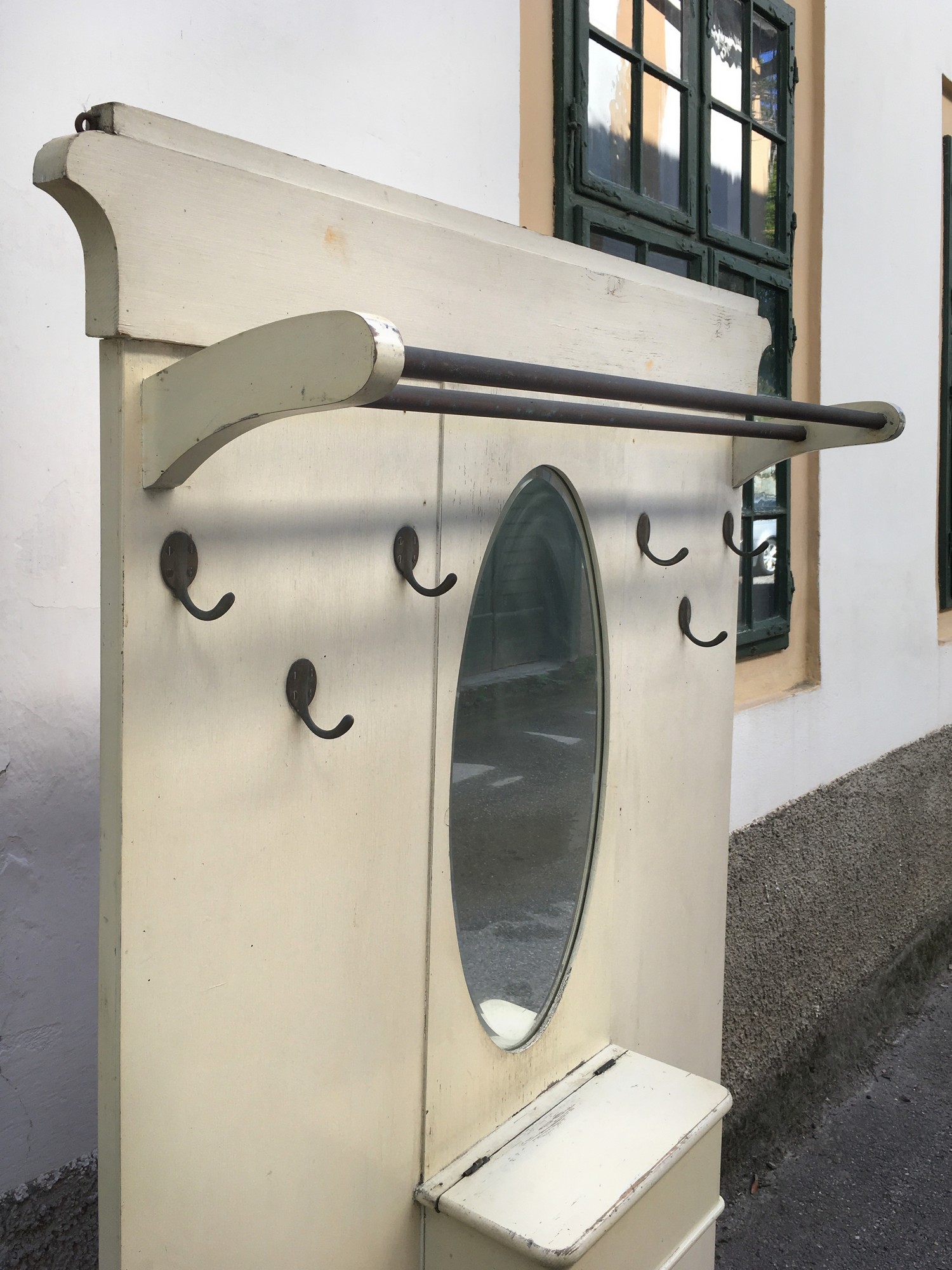 Antike Garderobe Jugendstil um 1920, Cremefarbe antik Shabby Chic Wandpaneel