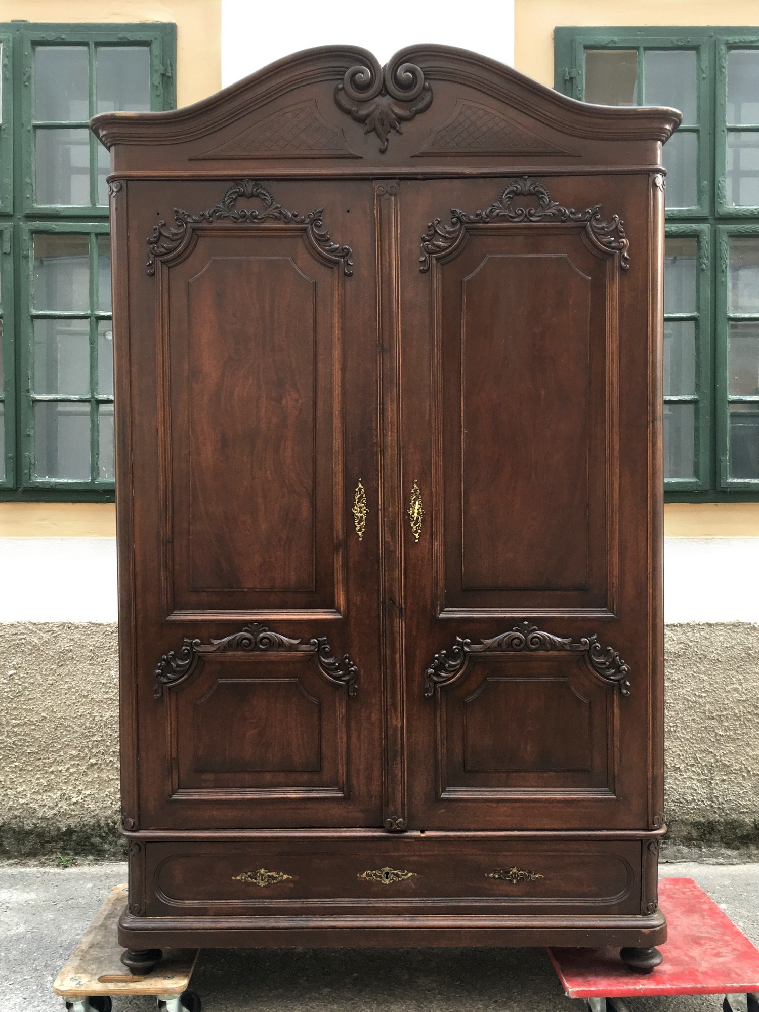 Antiker Schrank aus Vollholz um 1880