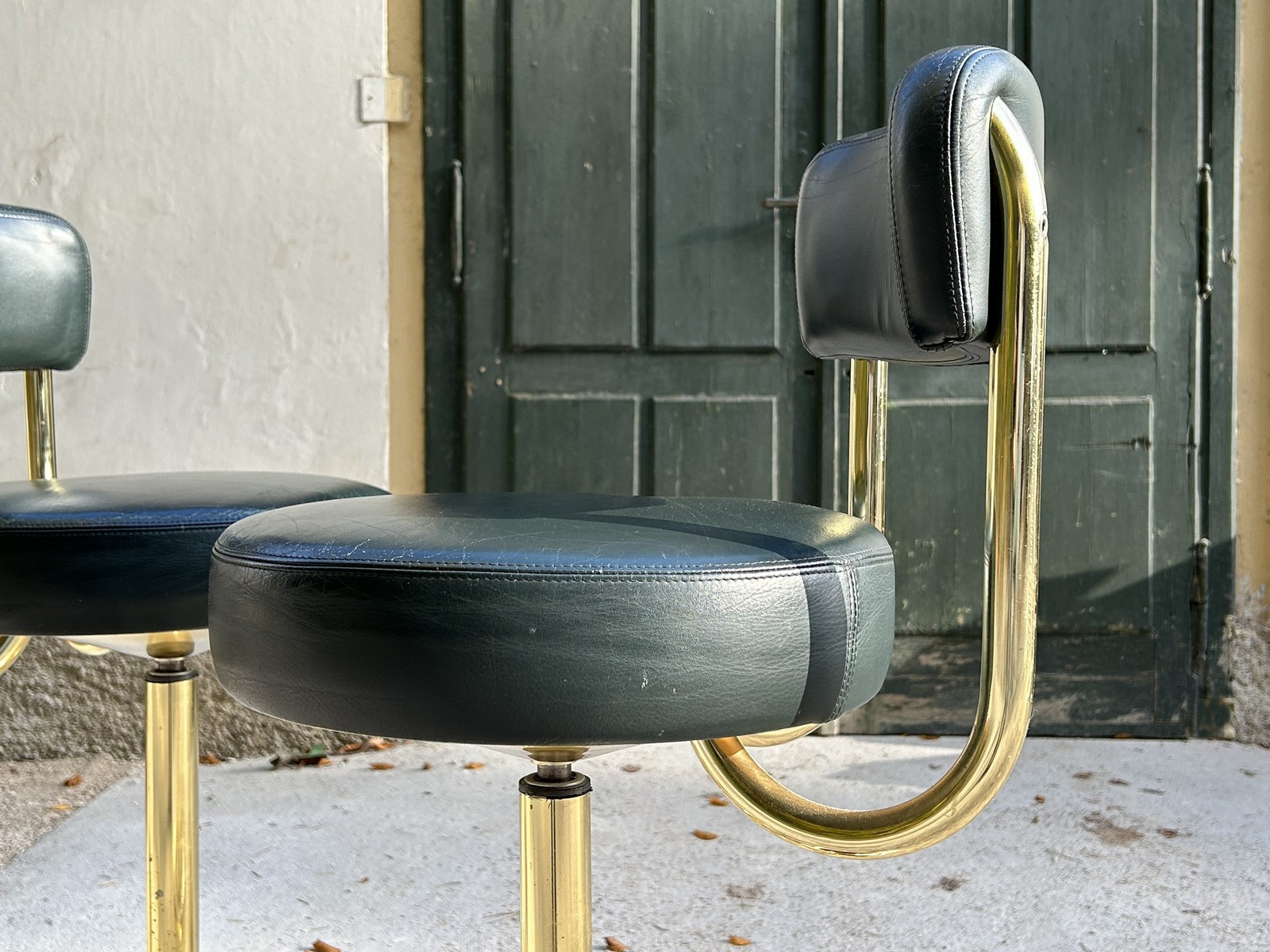 Barhocker Johanson Design Barstühle Gold Messing Leder grün Sweden Jupiter