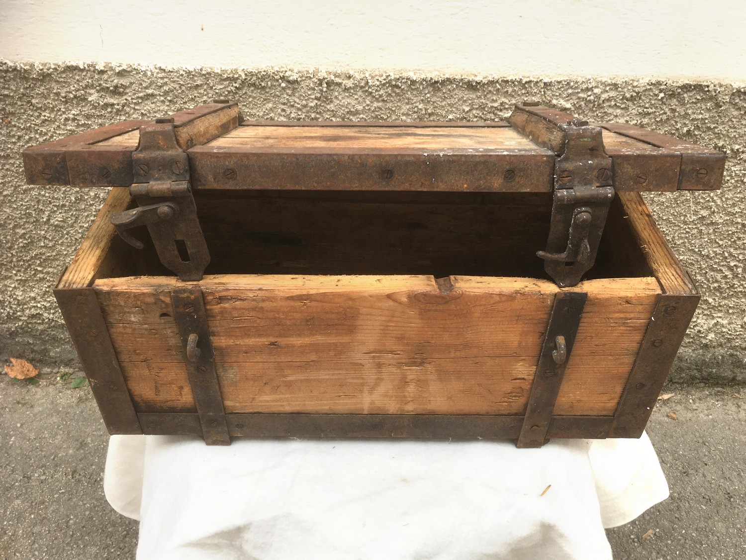 Truhe klein antik Weichholz Eisenbeschläge Schatztruhe Transportkiste schwer