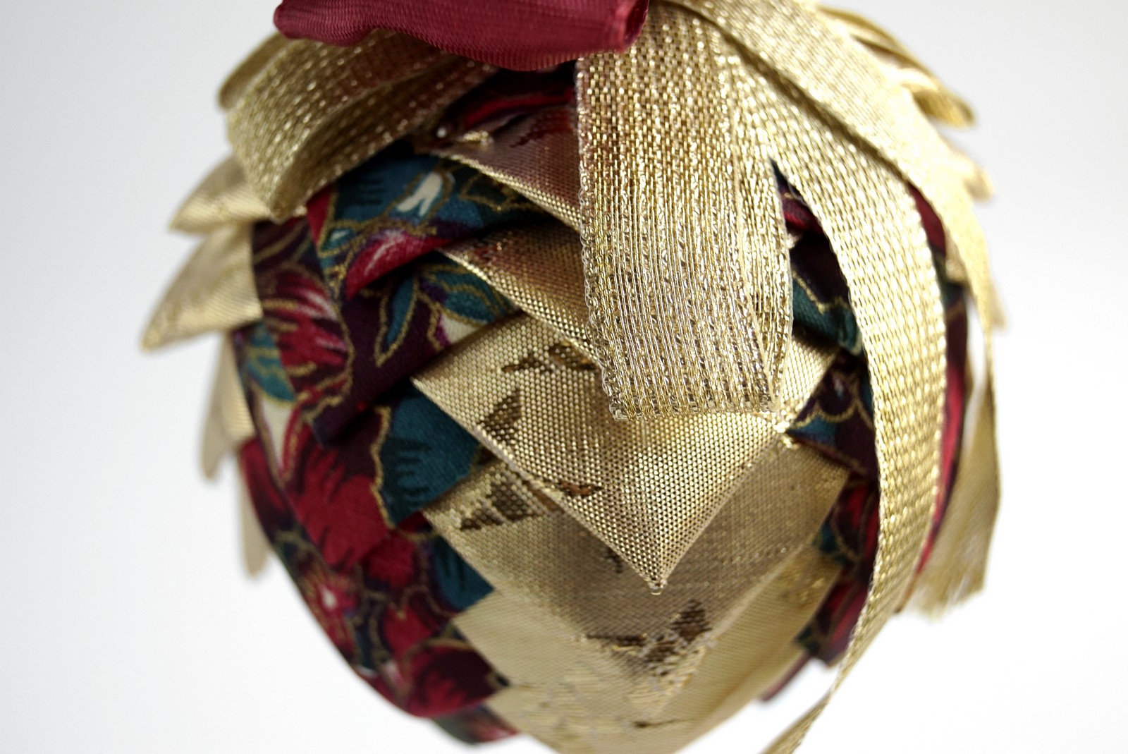 Christbaumkugel rot goldene Zapfen handgemacht Vintage