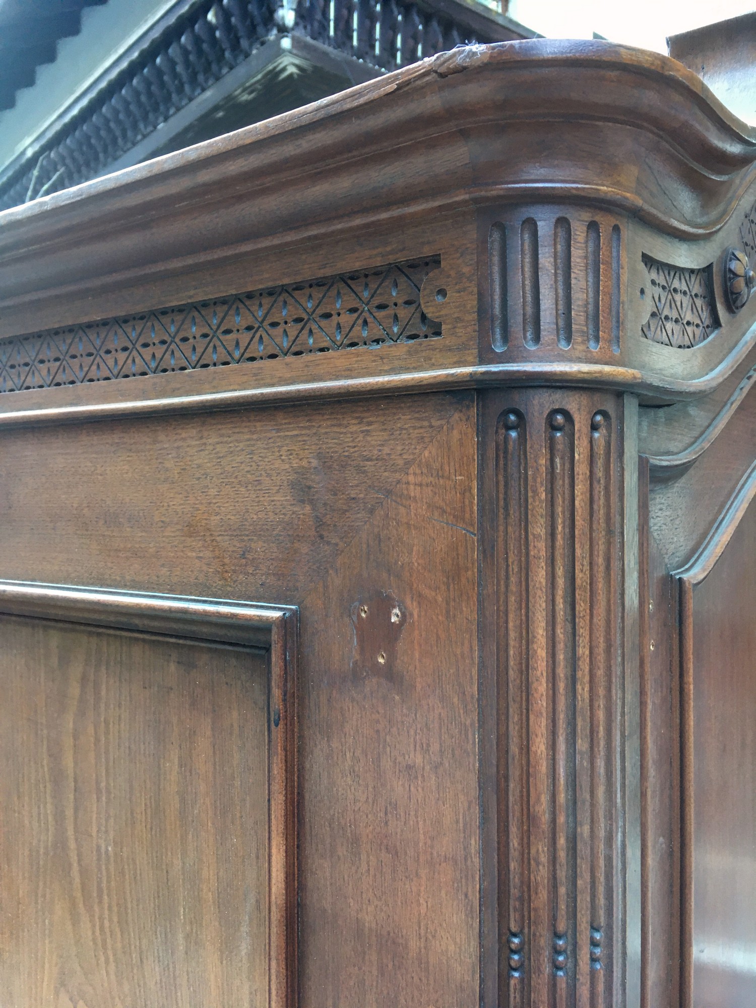 Schrank antik beschnitzt Lisenen Historismus Dielenschrank Garderobe massiv Nussholz