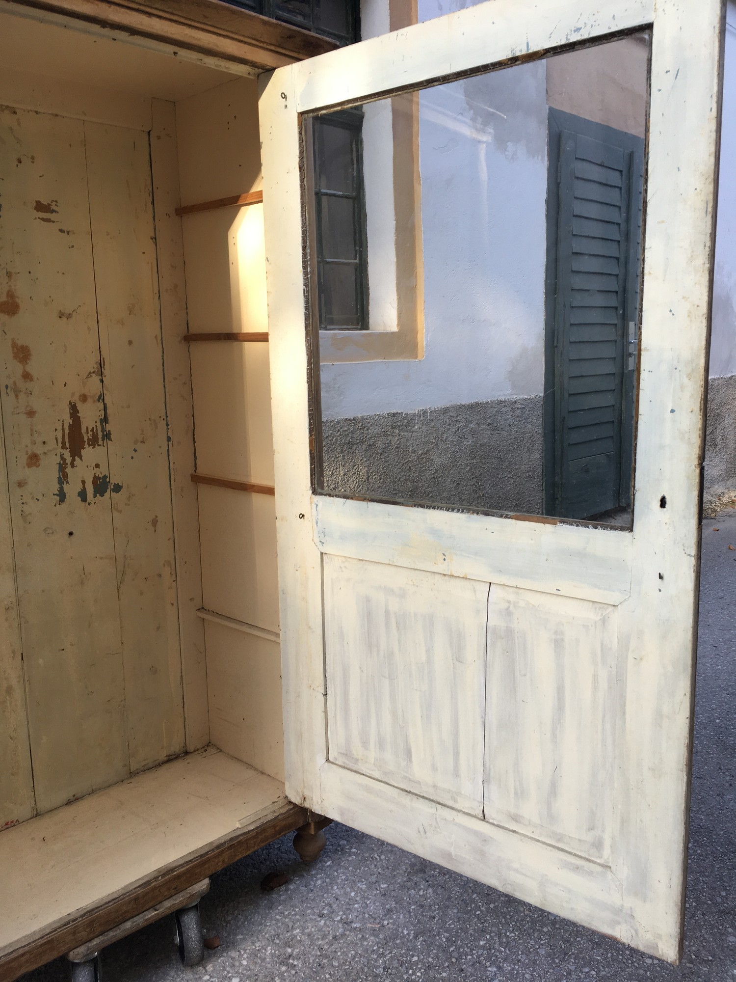 antiker Vitrinenschrank Design weiß rot Holz Vintage restauriert Weichholz Naturholz Restaurator Möbel