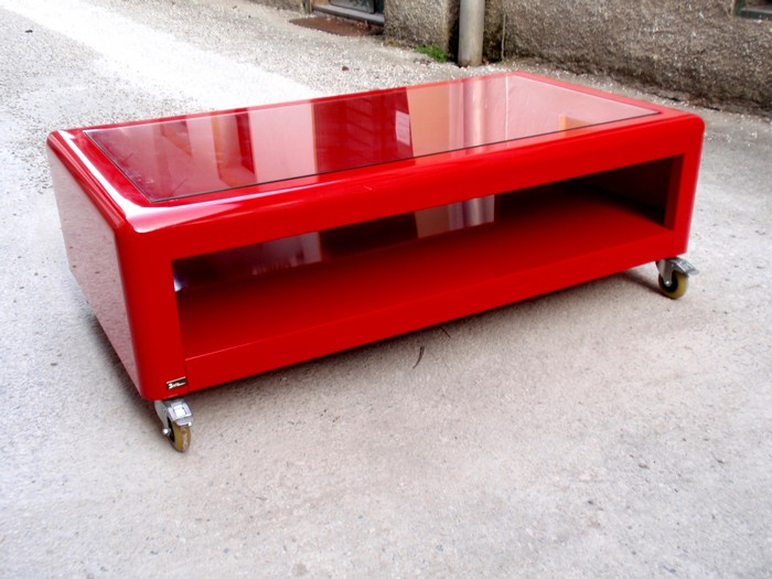 Bretz Couchtisch rot Metallmöbel Desgnklassiker Sofatisch Rollenfüße Ral farbe Retro Design