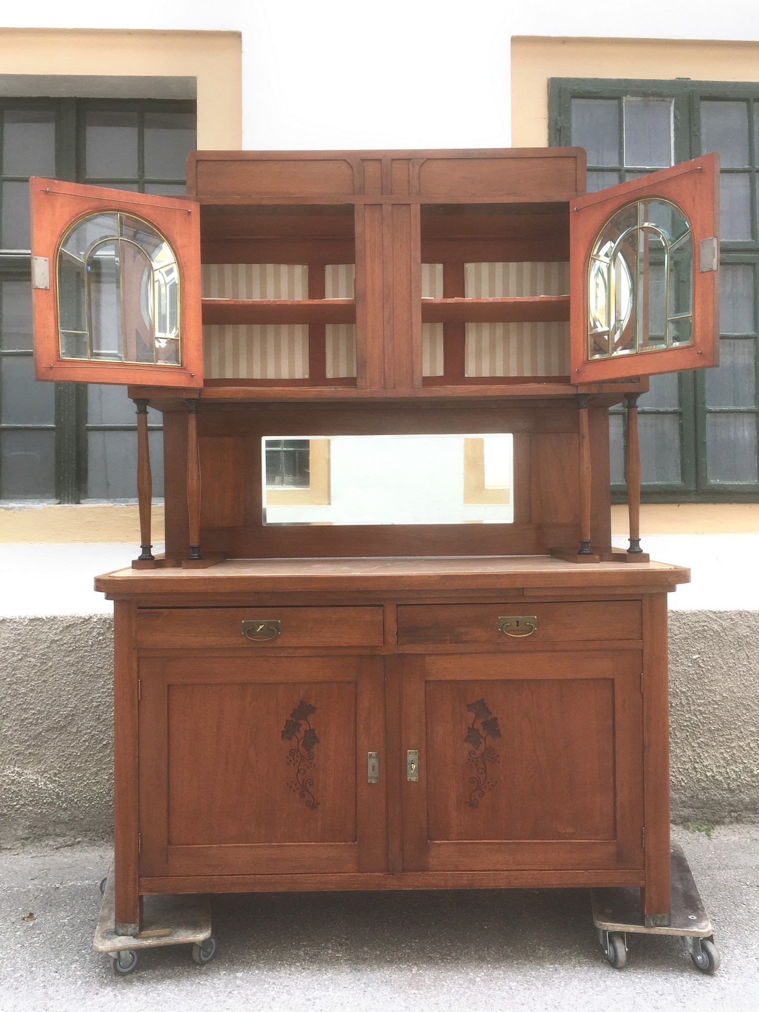 Jugendstil Schrank ArtNouveau secessionistisch Kredenz Vitrine antik Kirschen beschnitzt Jugendstil