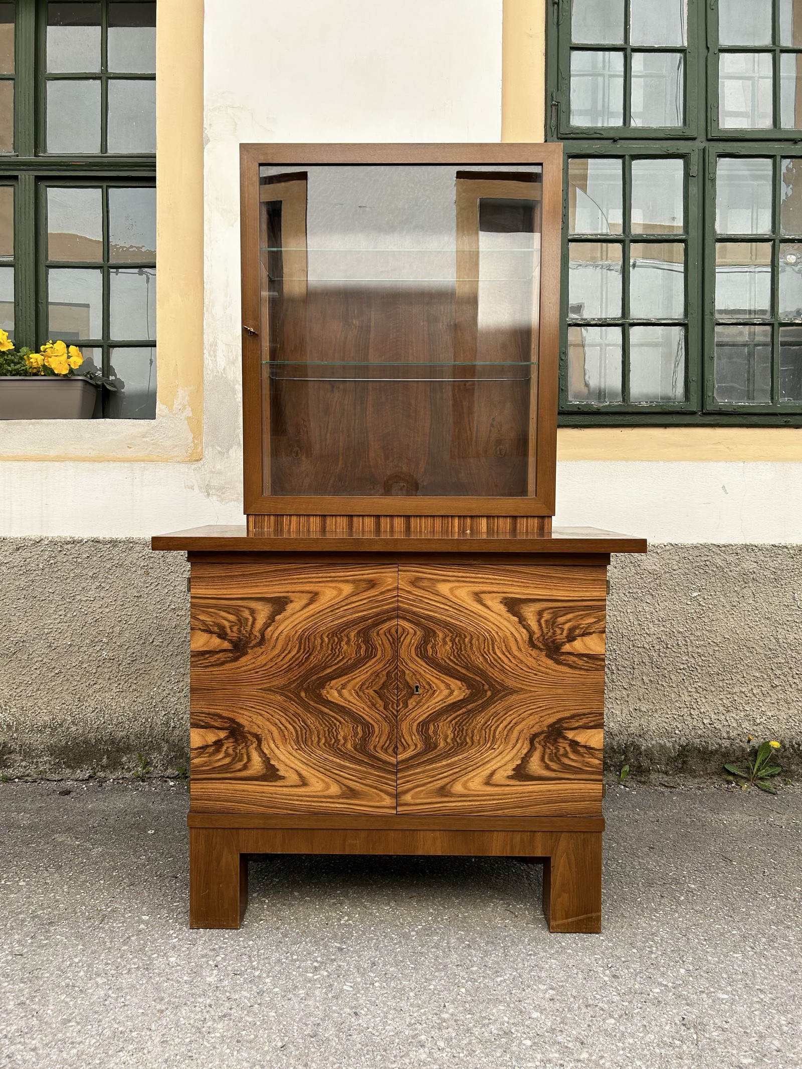 Artdeco Schrank Brutalist