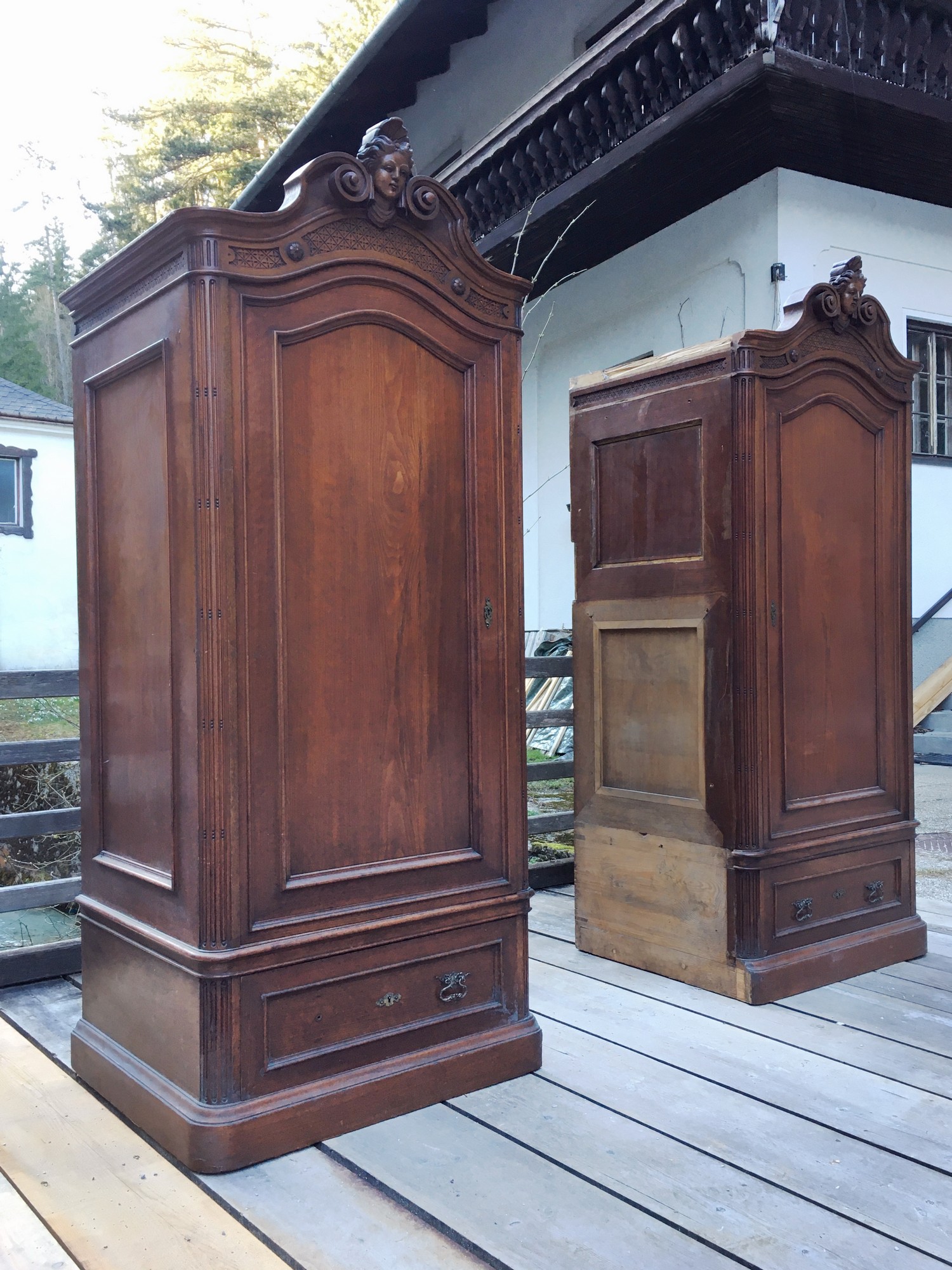 Schrank antik beschnitzt Lisenen Historismus Dielenschrank Garderobe massiv Nussholz