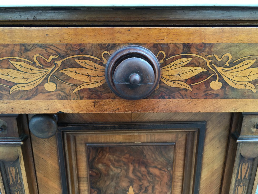 Schrank Nuss Intarsien antik