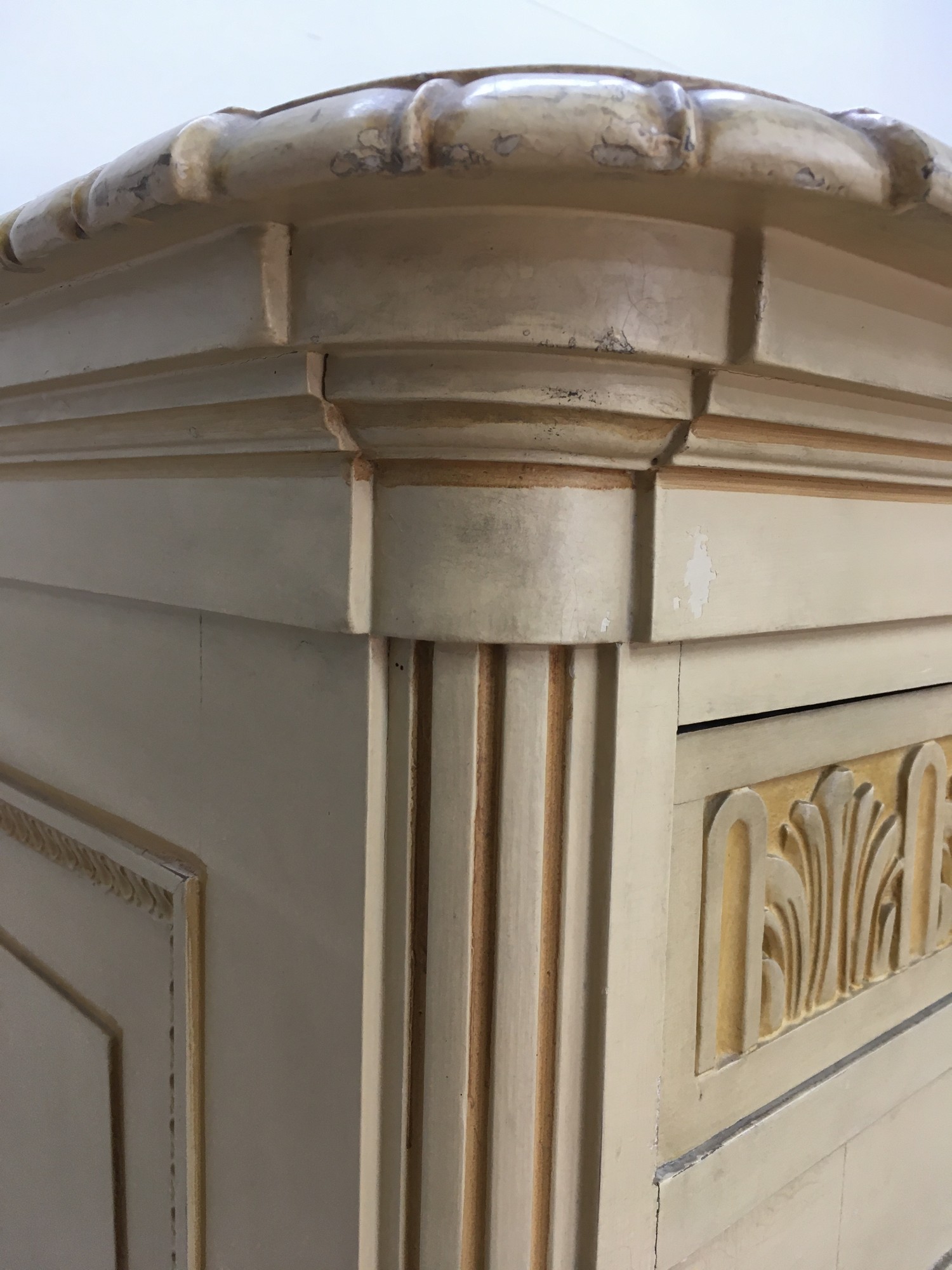 Kommode antik cremefarben