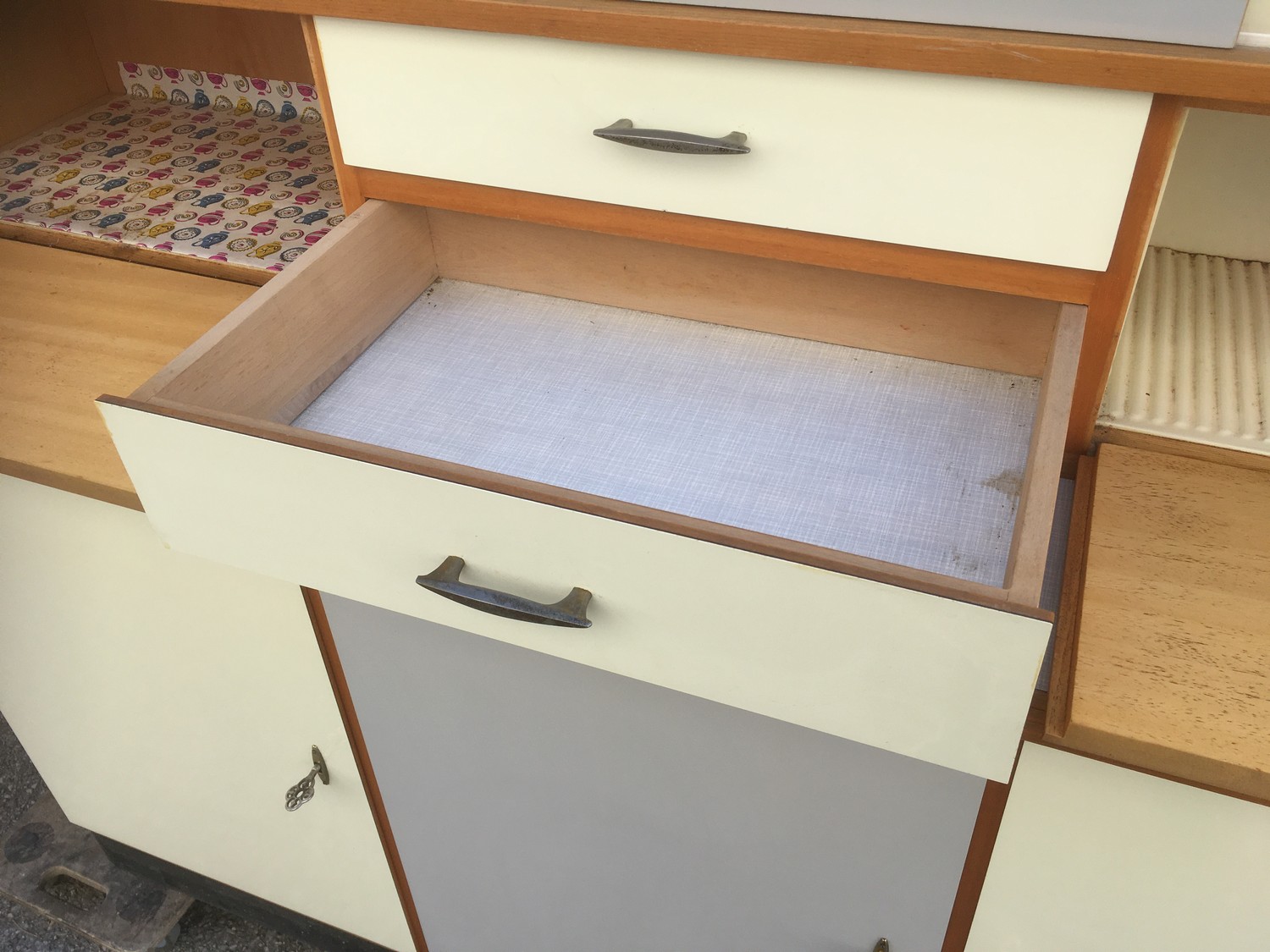 Küchenschrank creme grau Midcentury Schrank Vintage Schütten Retro