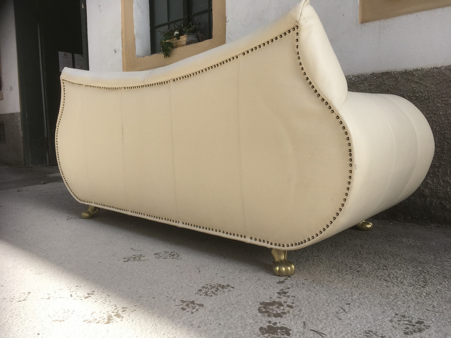 Designersofa creme Bretz gebraucht Leder Requisite Filmmöbel