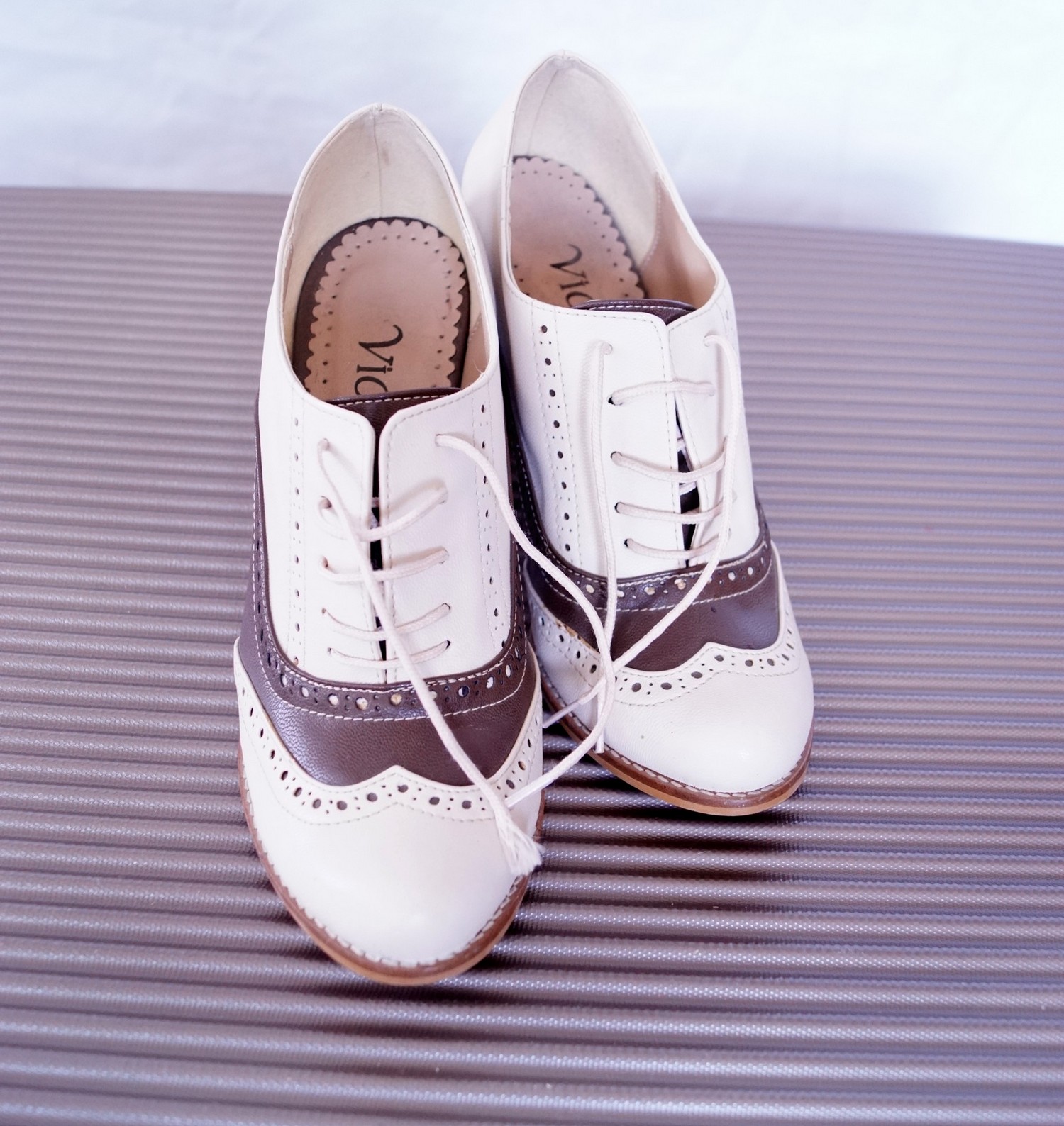 Richelieu Damenschuhe Gr. 38 creme-braun Charleston Design 1920er Stil NEU vegan