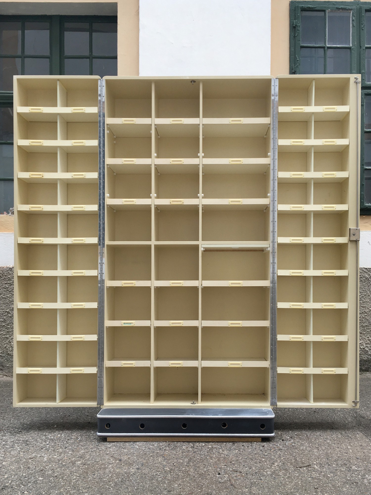 Apothekerschrank Original Arztschrank MidCentury Vintage Metallschrank Retro