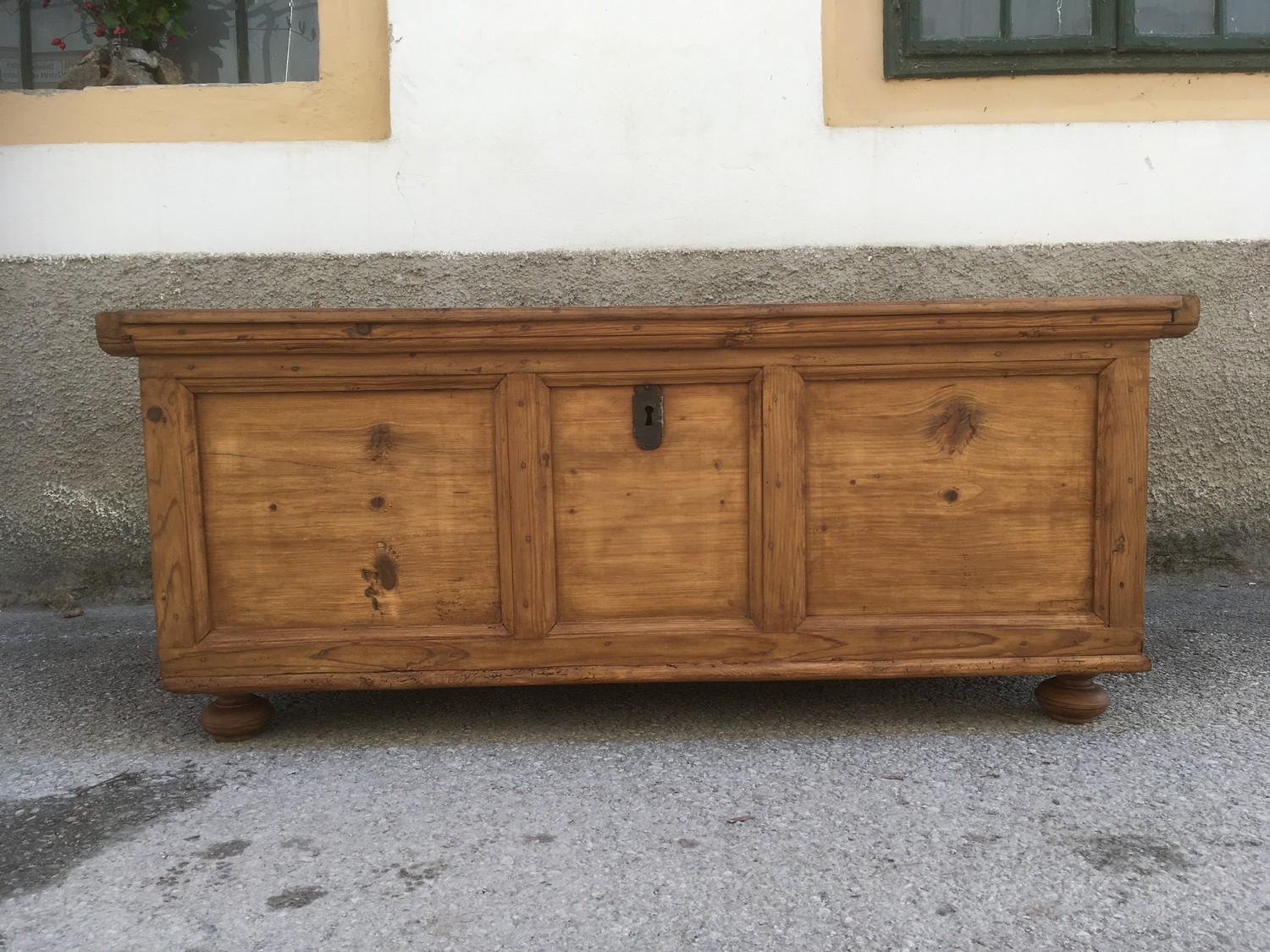 Truhe antik Naturholz saniert Landhausstil Möbel nachhaltig vegan