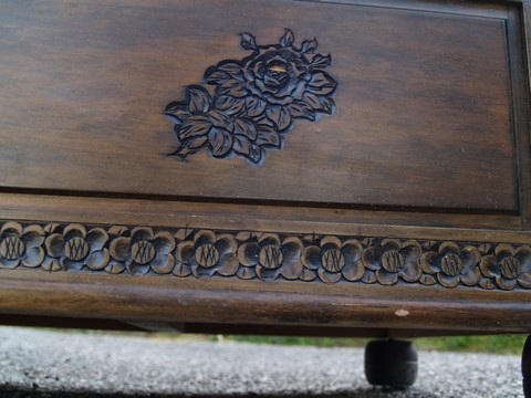 Truhenbank beschnitzt