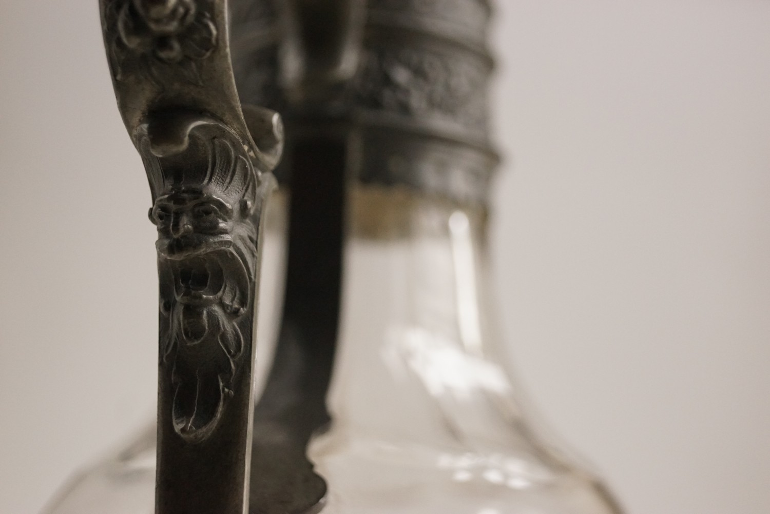 Dekanter Weinblätter Satyr Fratze antik Glas mundgeblasen Karaffe