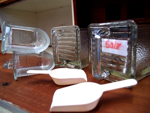 Glasschütten alter Küchenschrank