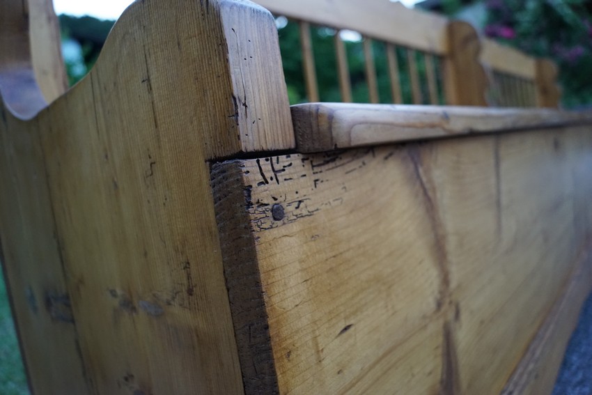 Sitzbank antik Truhenbank zu Jogltisch