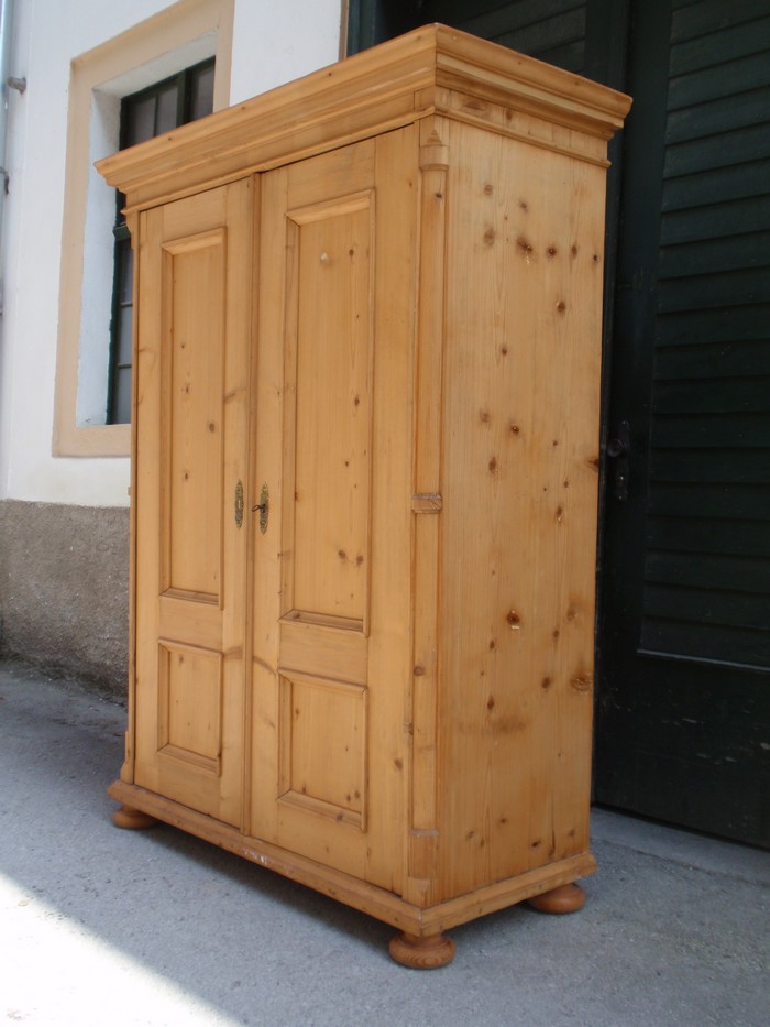 Weichholzschrank alt