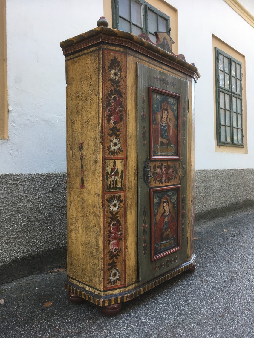 Sakraler Bauernschrank antiker Bauernkasten bemalt Vollholz Maria Heiligenfigur Katharina Landhaus Möbel