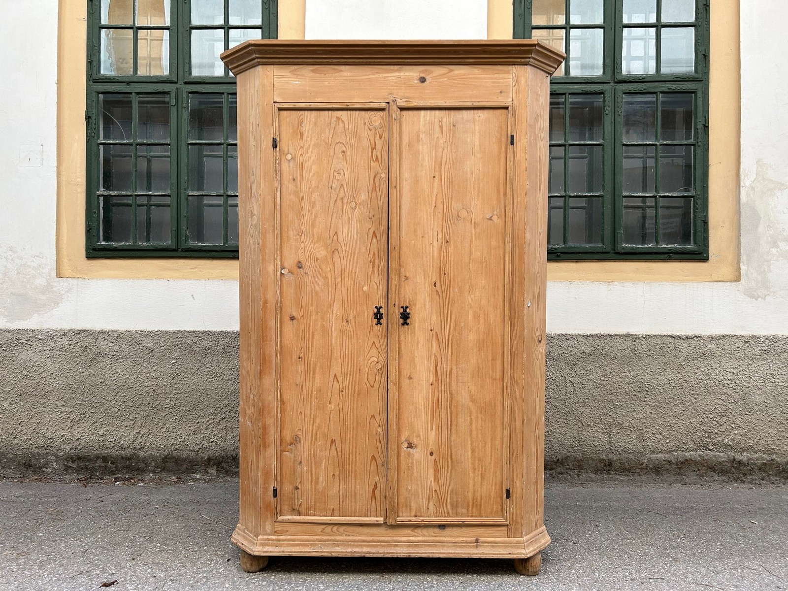 bauernschrank antik rustikaler kleiderschrank weichholz garderobe möbel um  1880