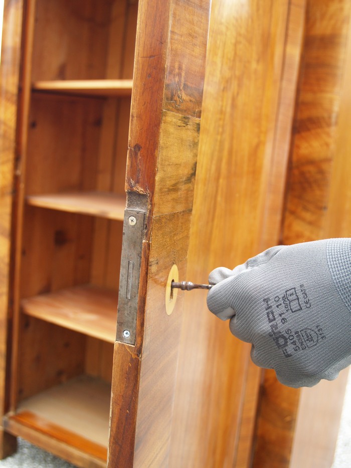 Kleiderschrank antik