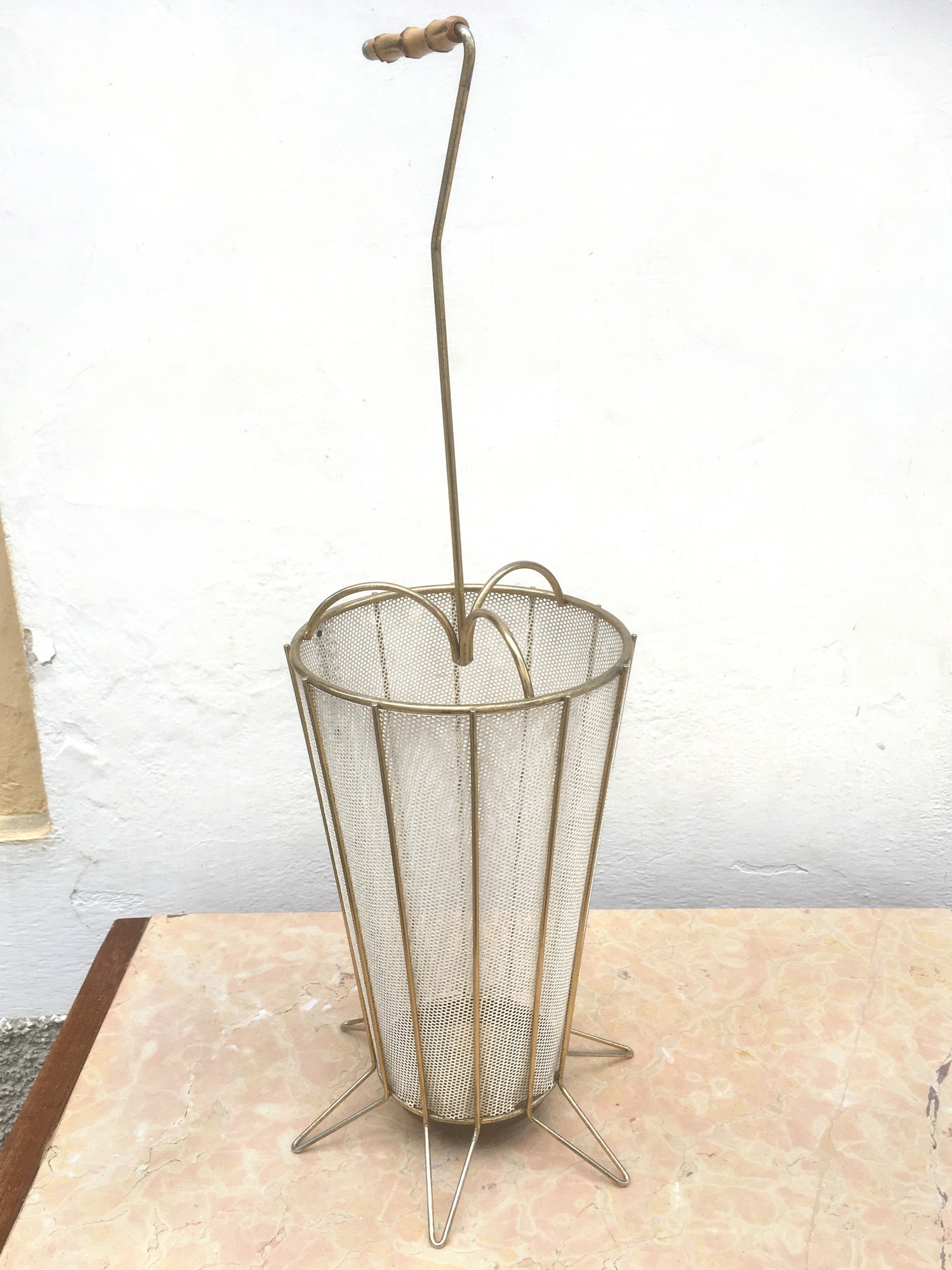 Schirmstaender Vintage 60er-Jahre creme gold Tütenschirm