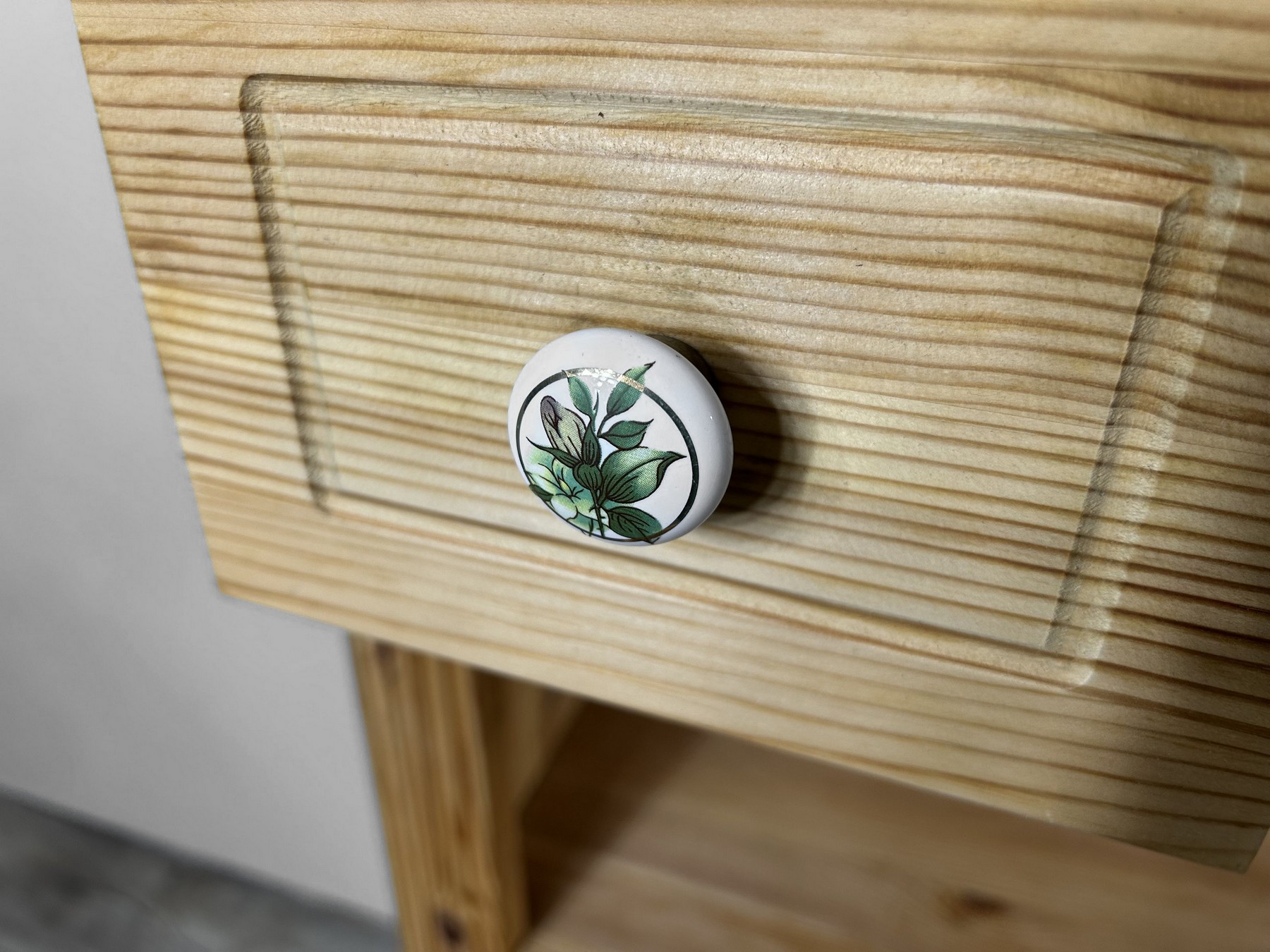 Antike Kredenz Porzellanknöpfe Schubladen Nahaufnahme