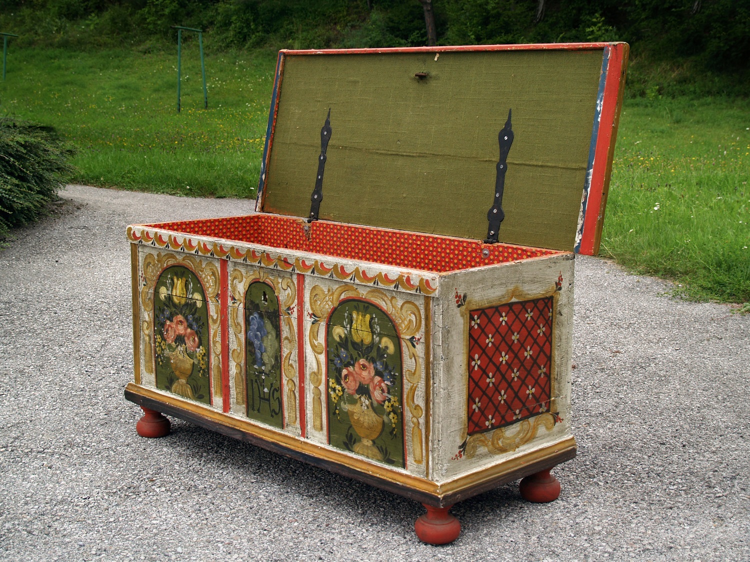 Bauerntruhe antik bemalt Flachdeckel Sitztruhe Vollholz grün rot creme Bauernmöbel Vintage