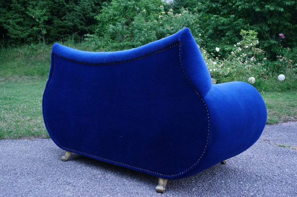Bretz Sofa Gaudi blau 2er Zweisitzer goldene Geigenhalsfüße