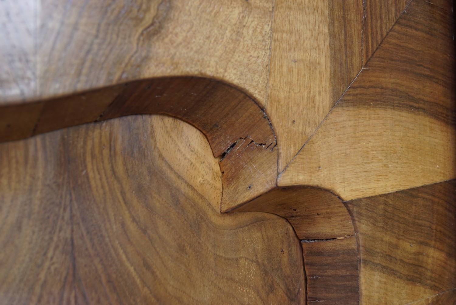 Furniert Nuss Dielenschrank antik