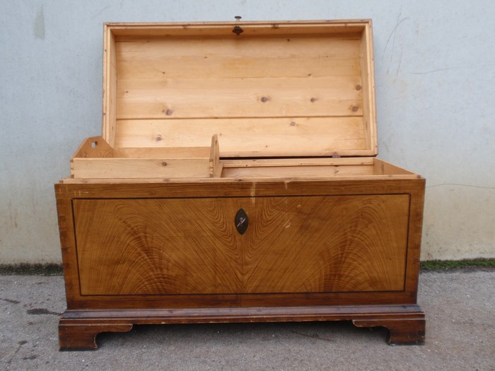 Truhe antik groß mit Runddeckel furniert mit Vollholz Einlegetablett