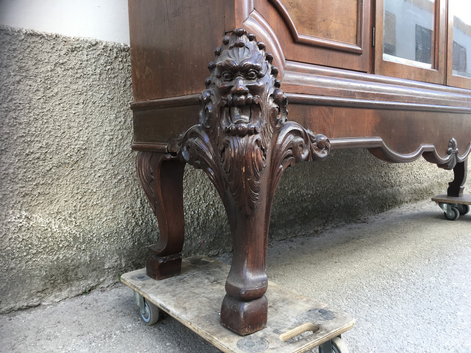 Vitrinenschrank Bücherschrank Antiquität antik Möbel Satyr Fratze Faun Ziegenfüße Möbel Neobarock