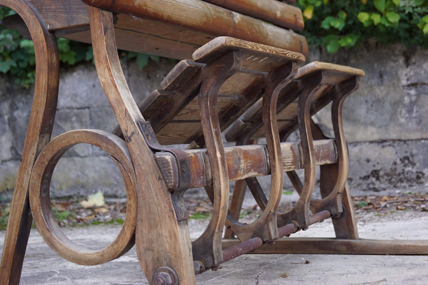 Sitzbank antik Industrial Design Holz Schmiedeeisen Antiquität Schreibtisch Sessel Sitzbänke Bugholz Möbel