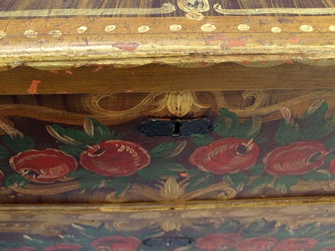 antike Bauerntruhe bemalt