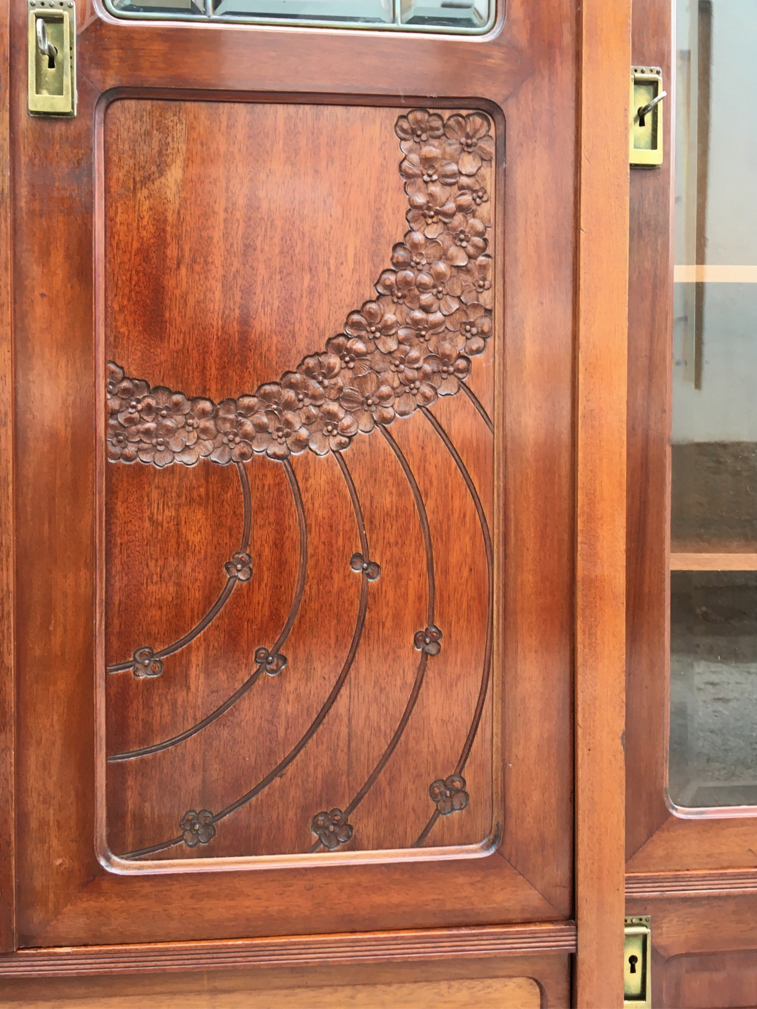 Vitrinenschrank antik Bücherschrank Vitrine Schrank Jugendstil Richard Ludwig Blumengirlanden