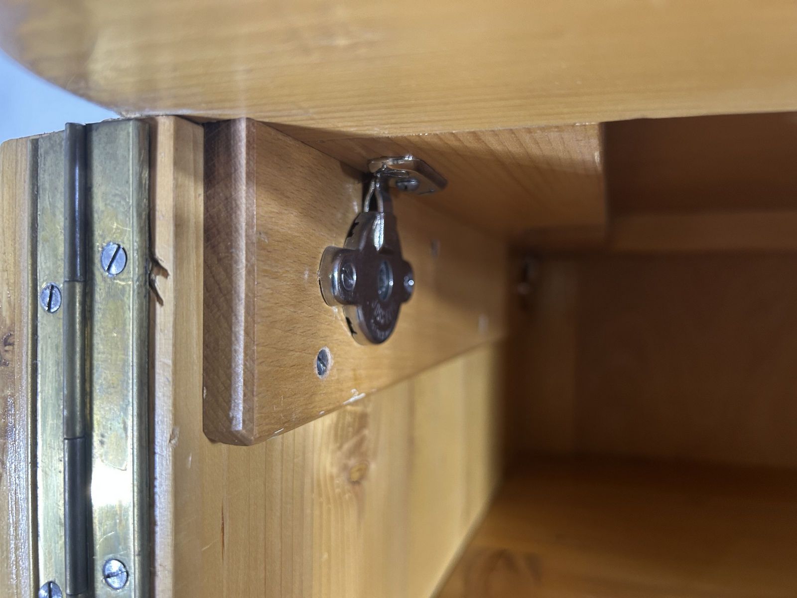Garderobenschrank Unterseite Füße und Sockel Detailansicht