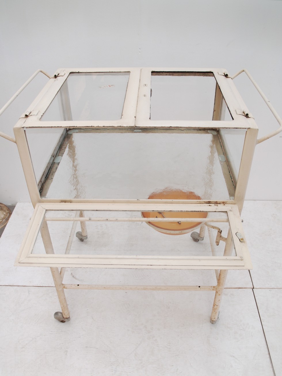 Beistelltisch Arzttisch Bauhaus Metall creme Industrialdesign Retro Möbel Vintage