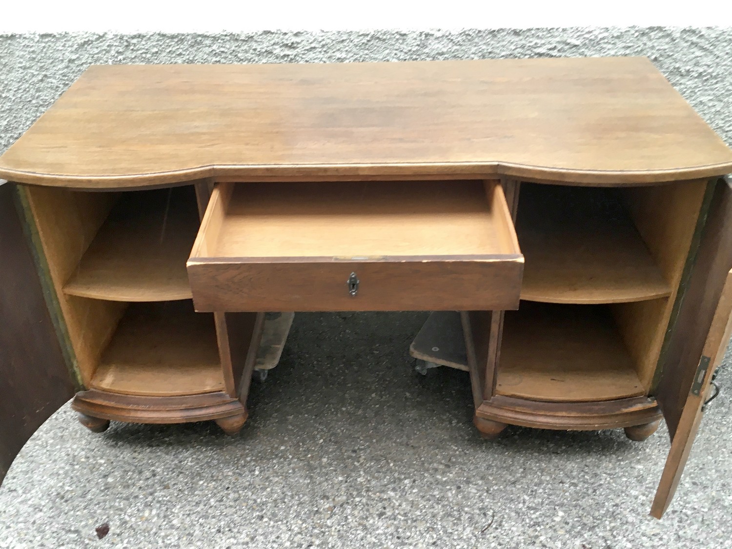 Schreibtisch antik Freisteher Bürotisch schlicht elegant bombiert