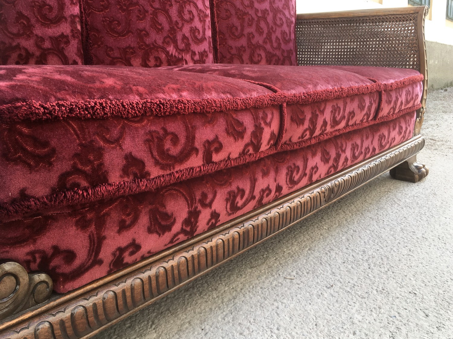 Sofa Renaissance 1930 antik Sitzbnank Tatzenfüße Massivholz beschnitzt Barock Chippendale Antiquität shop kaufen Neorenaissance Barock antik Löwentatzen Wiener Geflecht Antiquität Salon rot