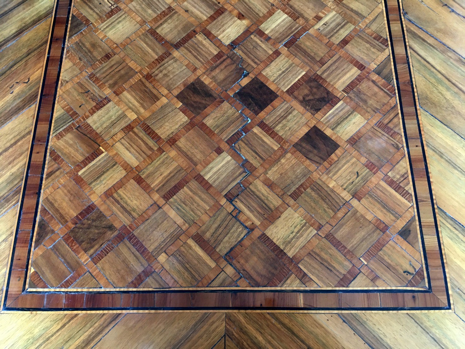 Antiker Salontisch Barock Würfelfurnier mit Lade ca. 1800 Antiker Salontisch Barock Würfelfurnier mit Lade ca. 1800