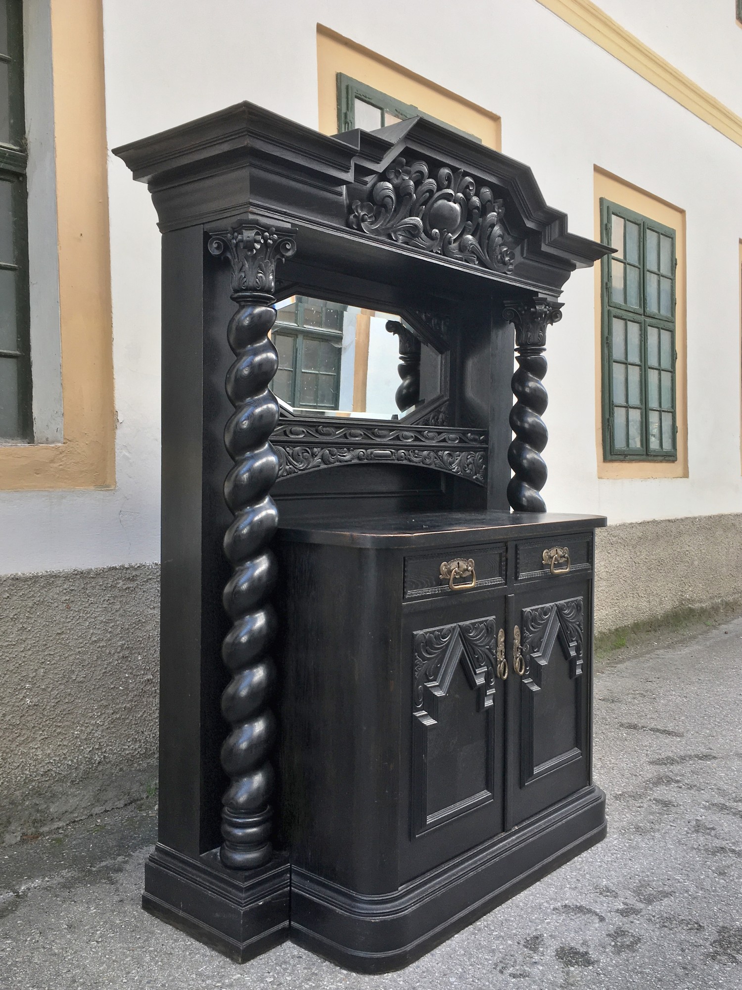 Antiker Wohnzimmerschrank schwarz
